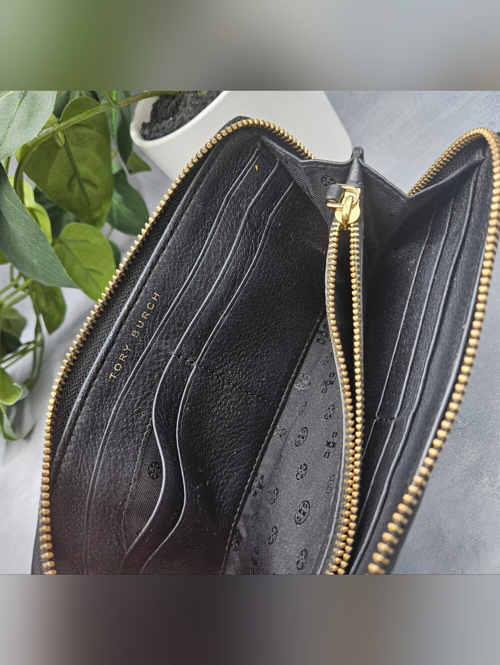 Tory Burch black continental wallet features a prominent embossed logo and leath - Picture 12 of 15